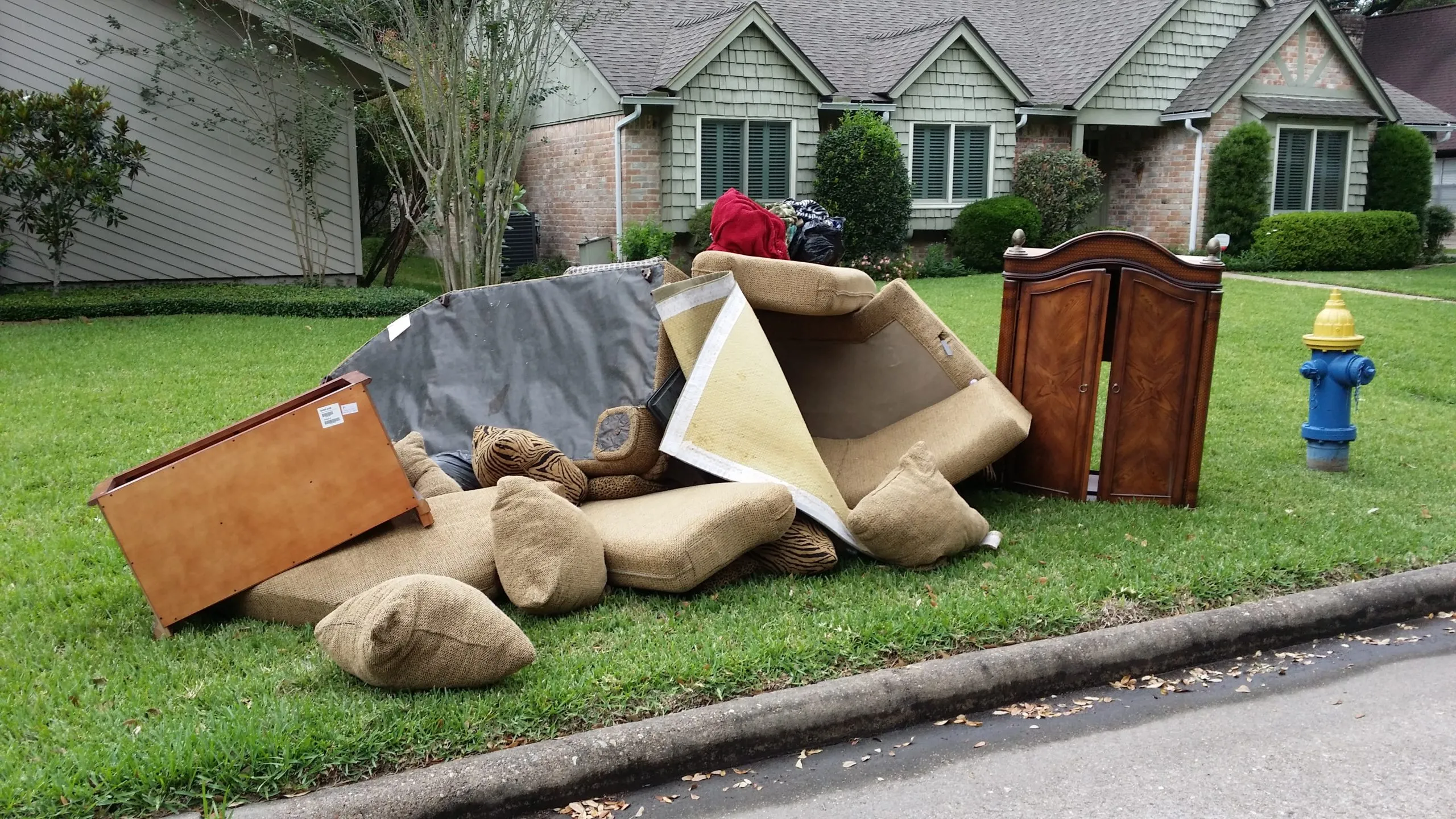 How to Get Rid of Old Furniture in Sacramento (Free and Cheap Options)